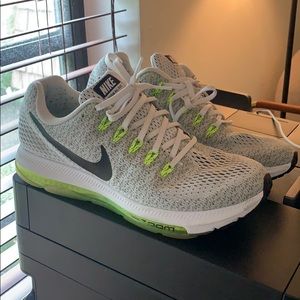 NIKE ZOOM RUNNING SHOES